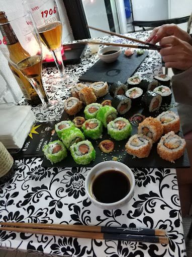 Varios sushis con salsa y palillos 