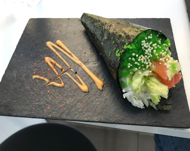 Plato japonés con una salsa 