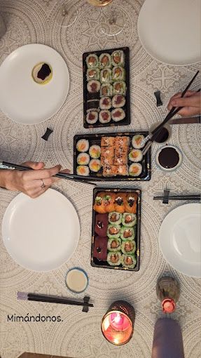 Gente comiendo diferentes sushis 