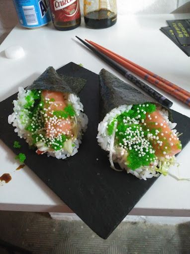 Plato cuadrado con comida japonesa 